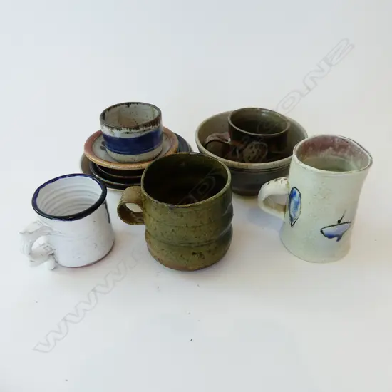 COLLECTION OF SML POTTERY DISHES, A BOWL & MUGS, INCLDS BEVERLY LUXTON, HEATHER SKEATES & STEPHEN CARTER. (bowl faulted)