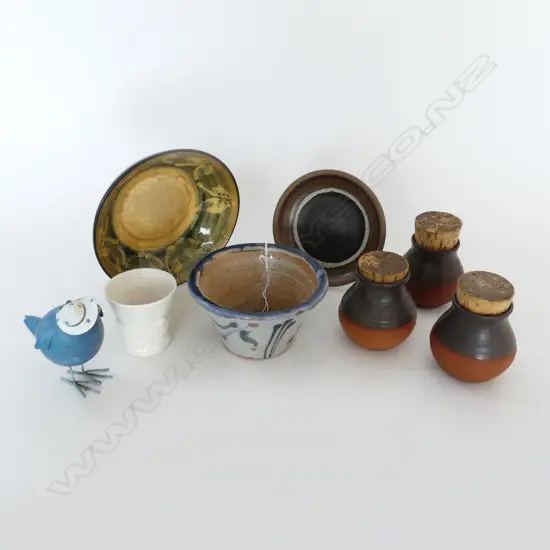 COLLECTION OF 8 NZ POTTERY PIECES INCLDS SALLY VINSON & OTHERS 
