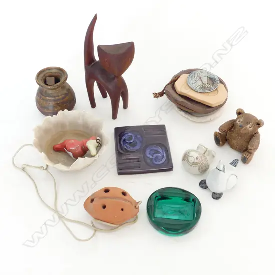 SML DAVID BROKENSHIRE DISH & COLLECTION OF SML POTTERY PIECES, WOODEN CAT & MEDALLIONS, HOCKENHULL, TOTTY, GREEN