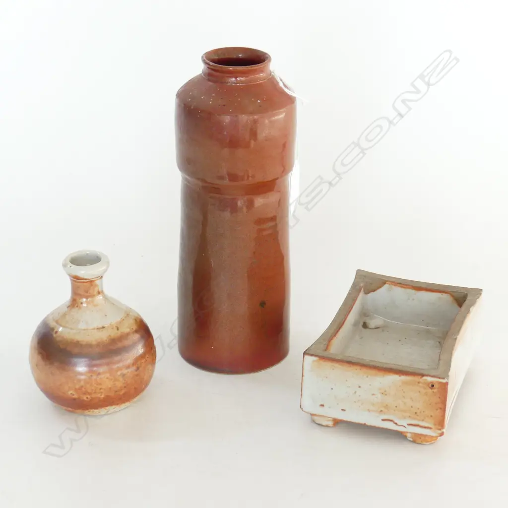 3 PCS NZ STUDIO POTTERY, SHINO GLAZED DISH & SML VASE & CYLINDRICAL SHAPED VASE SIGNED BJ, H.215mmVASE Image 1++