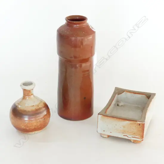 3 PCS NZ STUDIO POTTERY, SHINO GLAZED DISH & SML VASE & CYLINDRICAL SHAPED VASE SIGNED BJ, H.215mmVASE