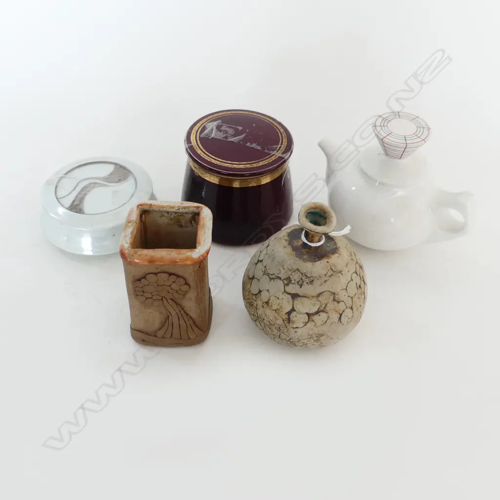 2 SML TRINKET BOXES (1 BEVERLY LUXTON), A SML PORCELAIN TEAPOT & 2 SML POTTERY VASES Image 1++