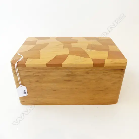 LINED WOODEN BOX 290x195x145mm