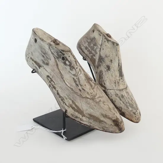 PR PAINTED WOODEN SHOE LASTS ON STAND H.200mm