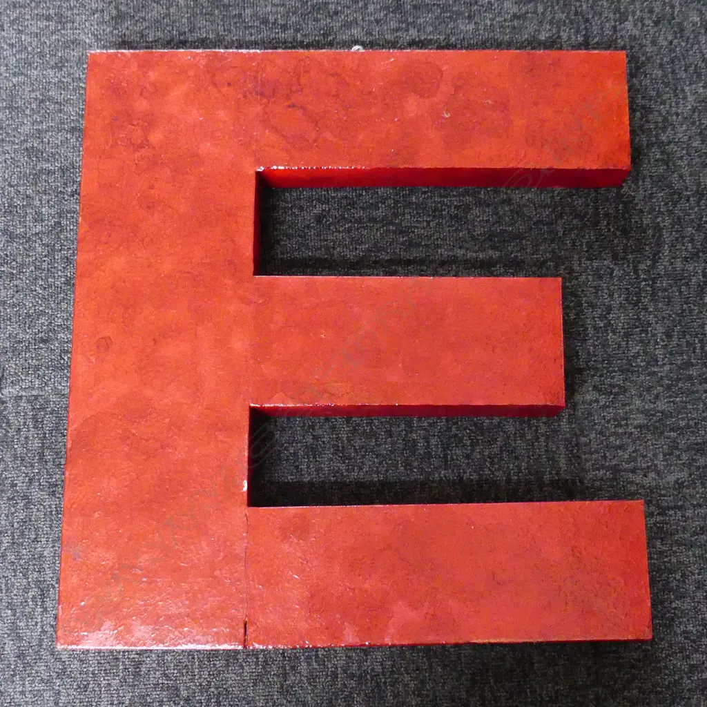 RED PAINTED METAL LETTER 'E' H.510mm Image 1++