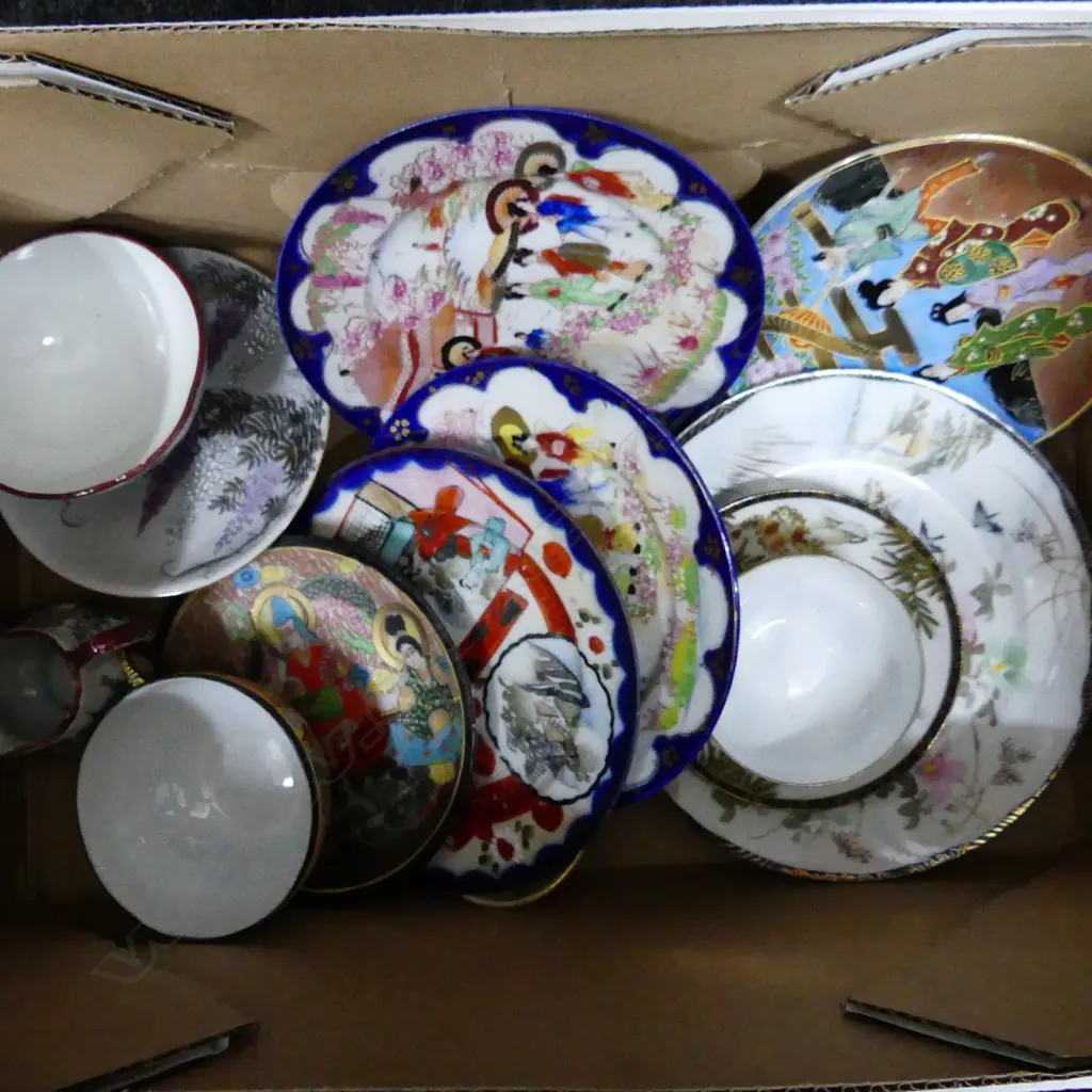 SMALL BOX COLLECTION OF JAPANESE HAND PAINTED HARD PASTE PORCLAIN Image 1++