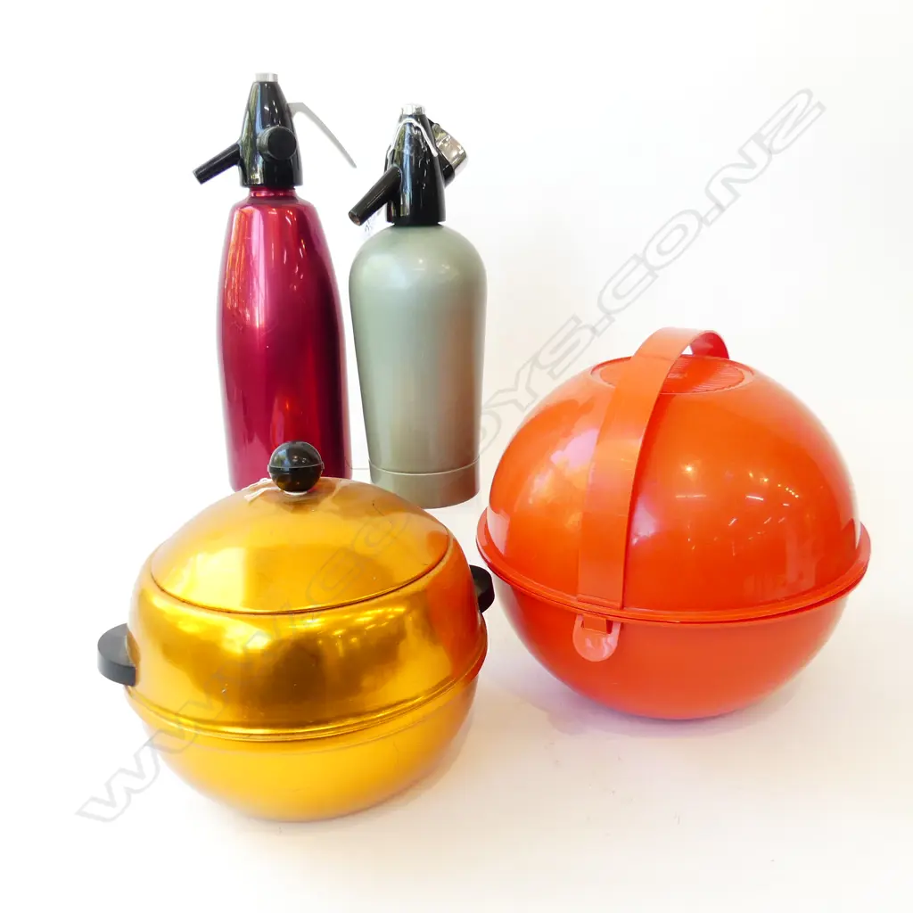 2 METAL SODA SYPHONS H.315mm, RETRO GOLD ICE BUCKET, 'PIC BOLL' 30 PCE CARLO VIGLINO PICNIC SET ITALY 1970 Image 1++