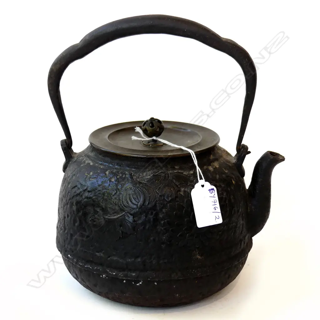 TETSUBIN; JAPANESE CAST IRON TEAPOT w. CHRYSANTHEMUM c.1890 160mm dia Image 1++