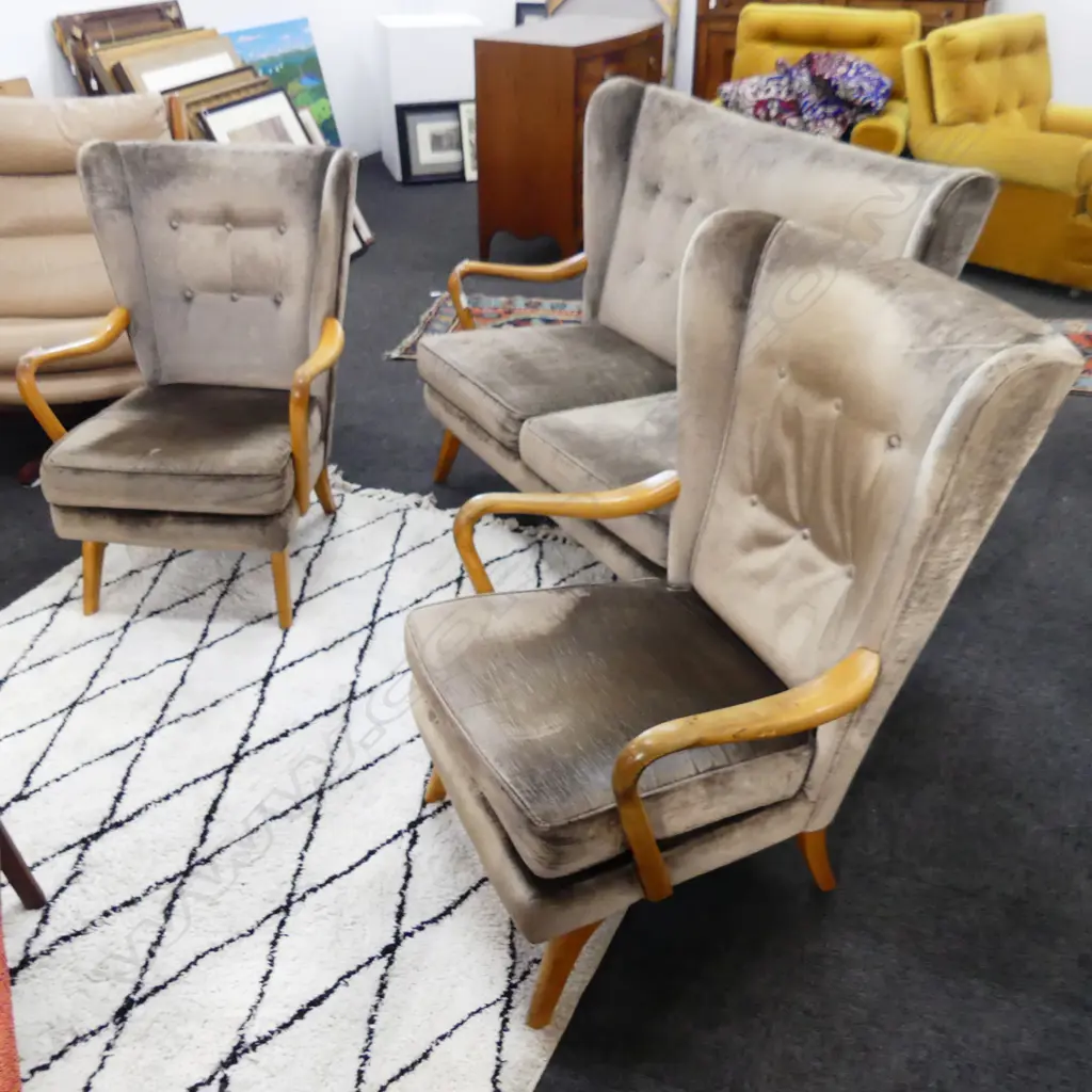 PR RETRO ARMCHAIRS IN VELVET UPHOLSTERY Image 1++