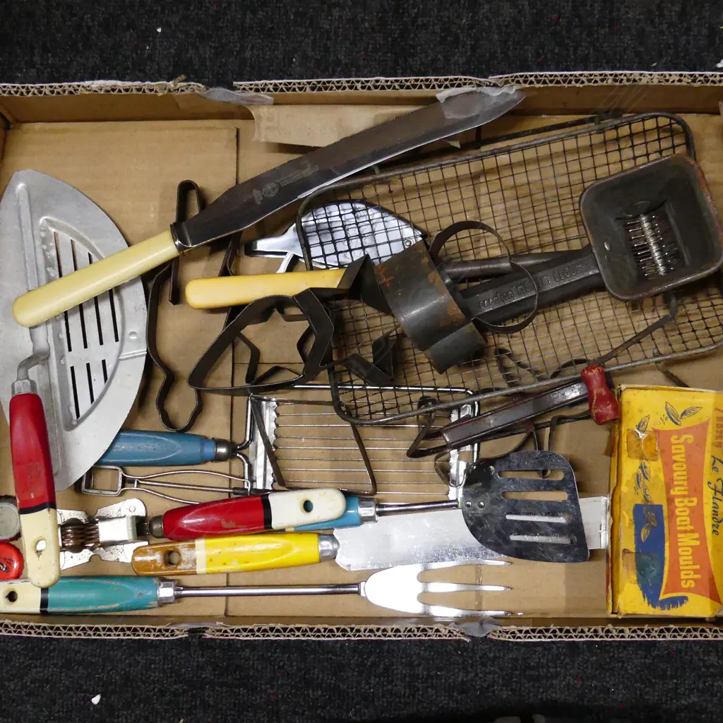 BOX LOT ASST. VINTAGE KITCHEN TOOLS Image 1++