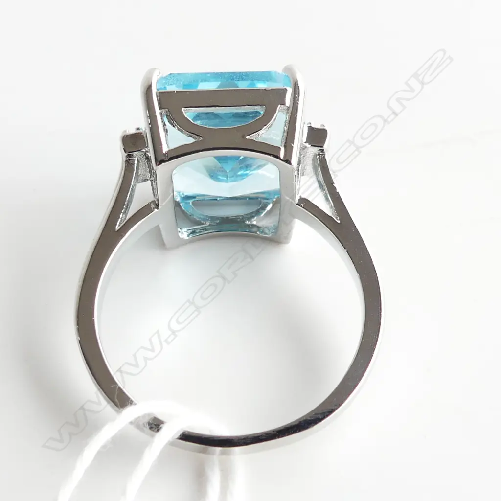 SILVER PLATED LG BLUE COLOURED STONE RING SIZE S Image 1++