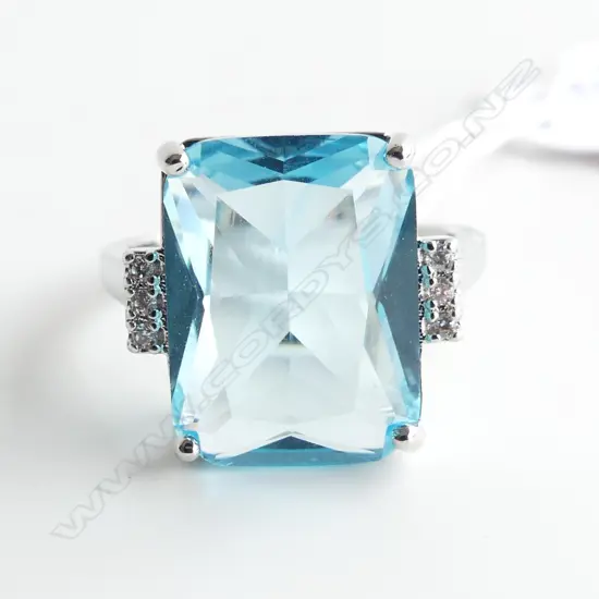 SILVER PLATED LG BLUE COLOURED STONE RING SIZE S
