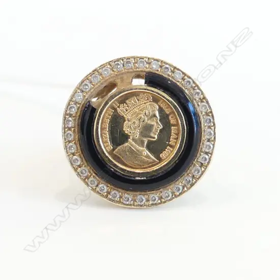 14CT RING w. ISLE OF MAN 1988 .999 GOLD COIN ? 13.9mm dia (ENAMEL FAULTED) 8.2 GM