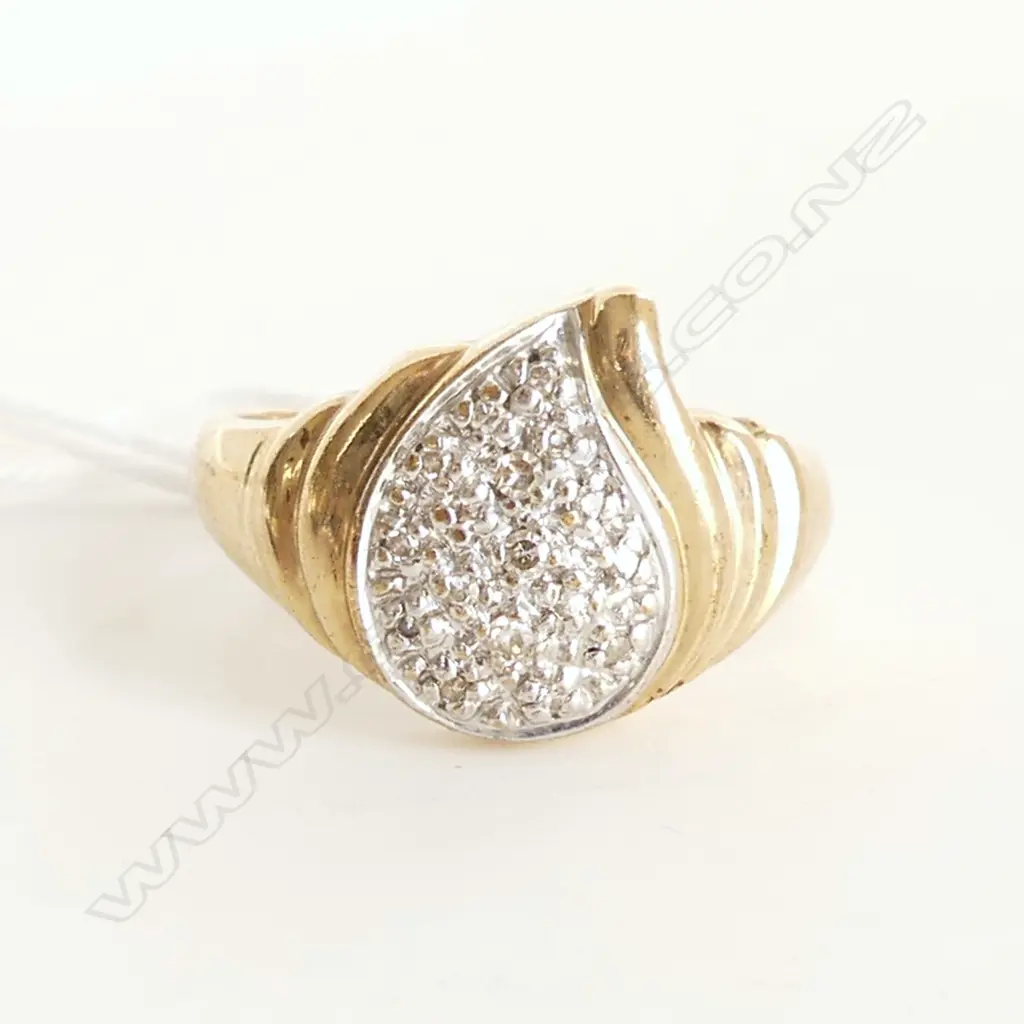 9CT YELLOW GOLD DIAMOND CLUSTER RING 4.58gms Image 1++
