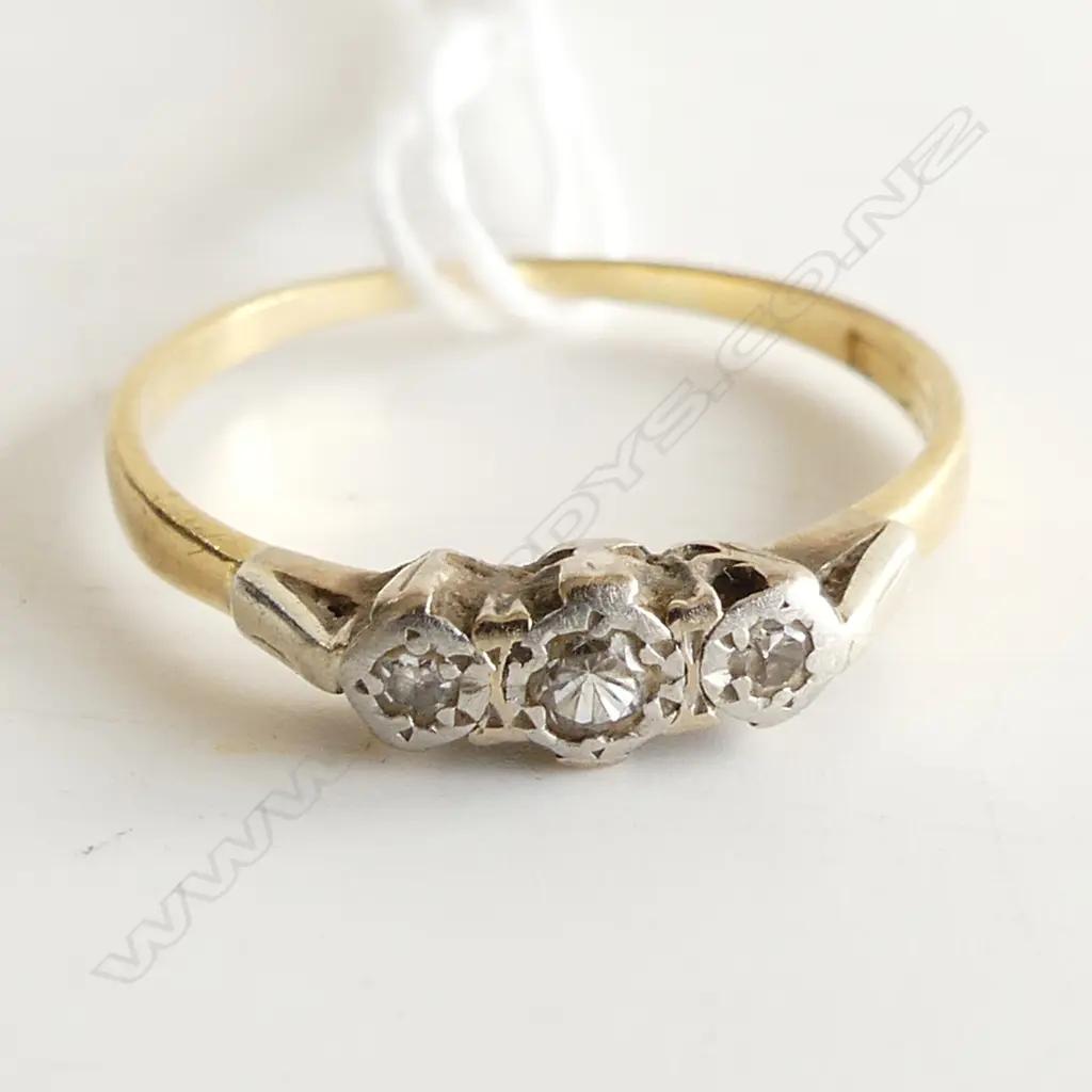 VINTAGE 18ct 3 STONE DIAMOND RING some wear 2.1gms Image 1++