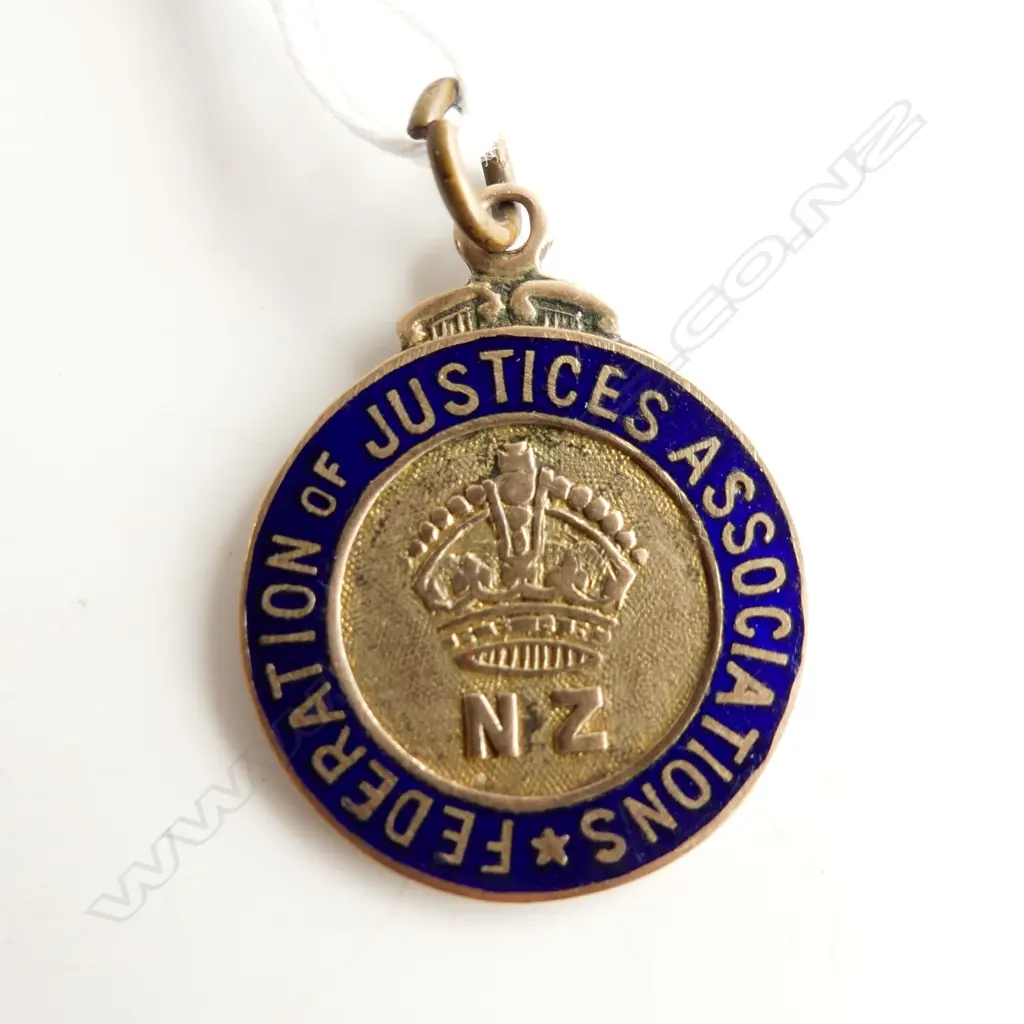 9CT GOLD & BLUE ENAMEL 'FEDERATION OF JUSTICES ASSOC. MEDALLION 6.6gms Image 1++