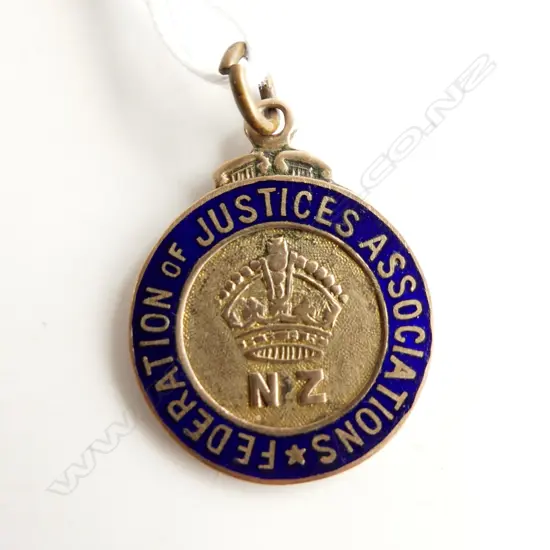 9CT GOLD & BLUE ENAMEL 'FEDERATION OF JUSTICES ASSOC. MEDALLION 6.6gms