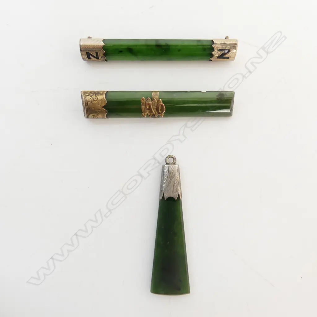 3 PCES POUNAMU; 2 9CT BAR BROOCHES L.60mm + PENDANT Image 1++
