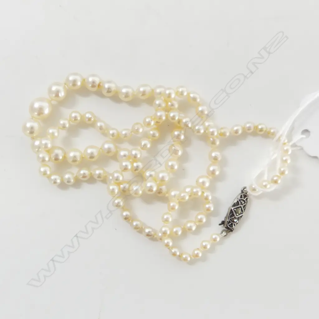 VINTAGE CULTURED GRADUATED PEARL NECKLACE L.470mm in box 'Bowden & Sons'  Image 1++