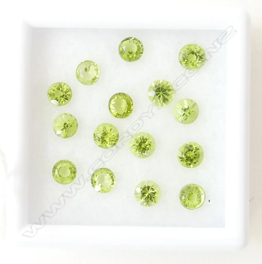 PERIDOT ROUND 4.5MM 15 = 6 .00 CT Image 1++