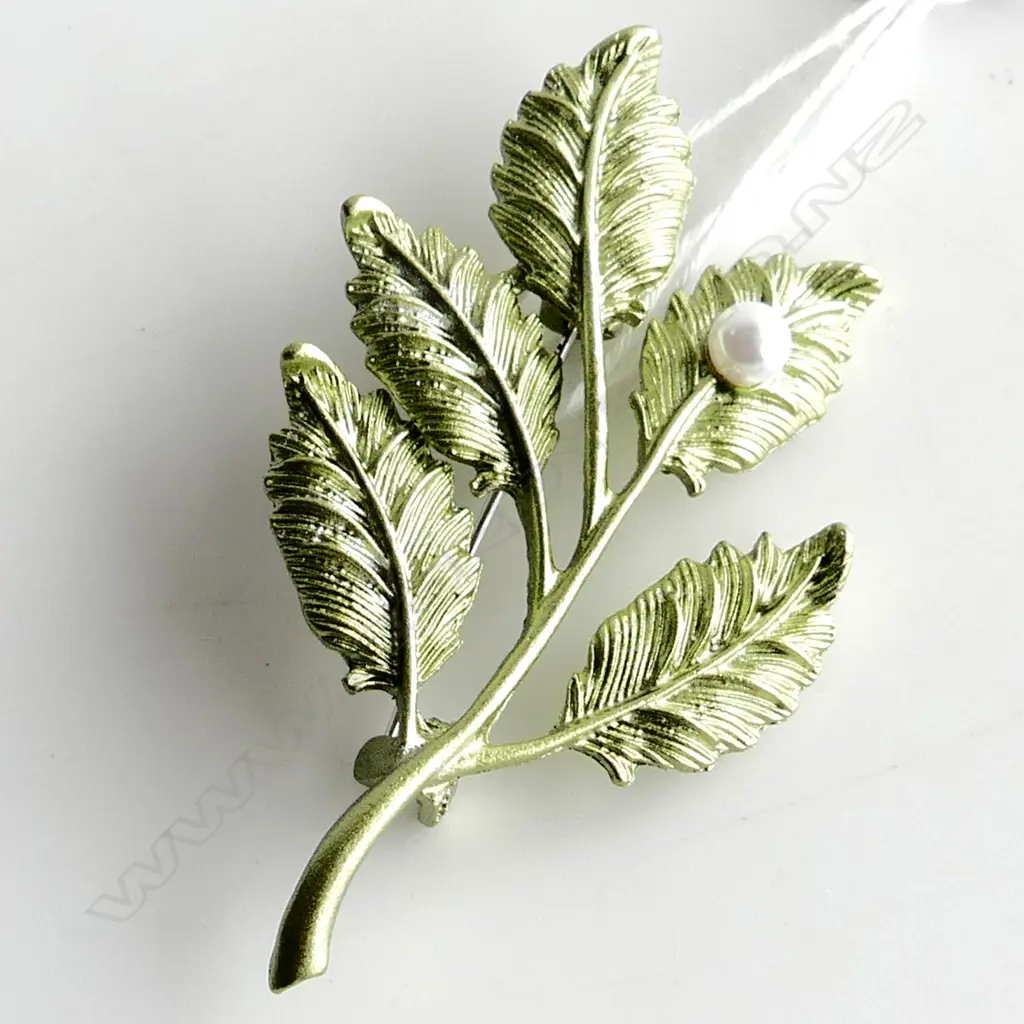 FROSTED GOLD LEAF & FAUX PEARL BROOCH Image 1++