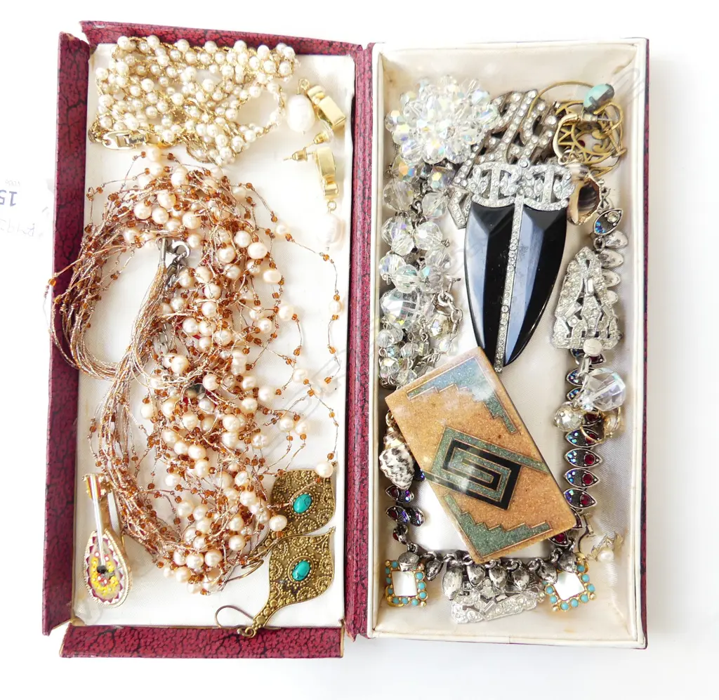 ASST. COSTUME JEWELLERY INCL. 7 PRS EARRINGS, NECKLACES ETC Image 1++