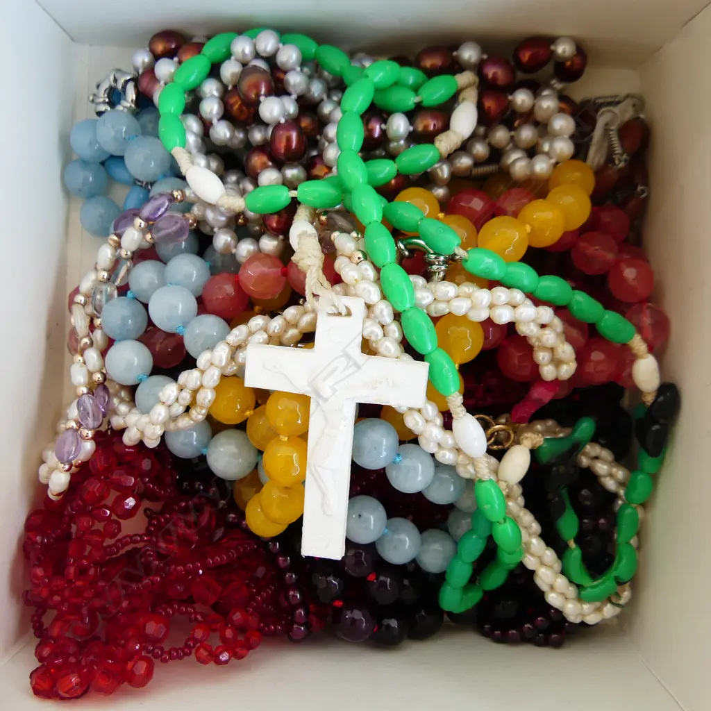 BOX ASST. COSTUME JEWELLERY Image 1++