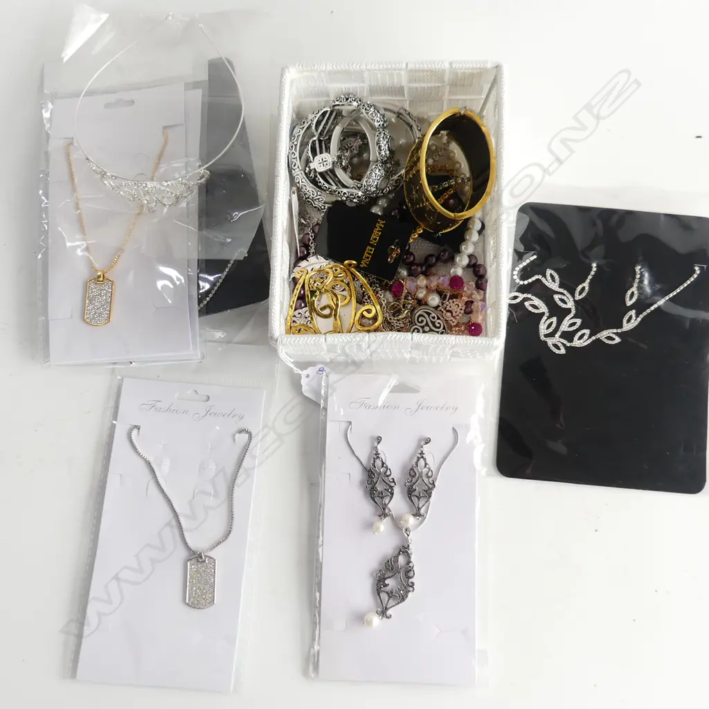 ASST. COSTUME JEWELLERY AS NEW Image 1++