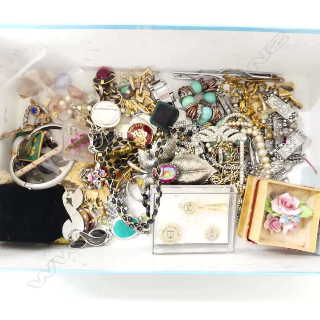 BOX ASST. COSTUME JEWELLERY Image 1++
