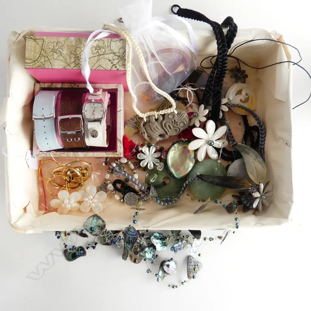 SHOE BOX MIXED COSTUME JEWELLERY Image 1++