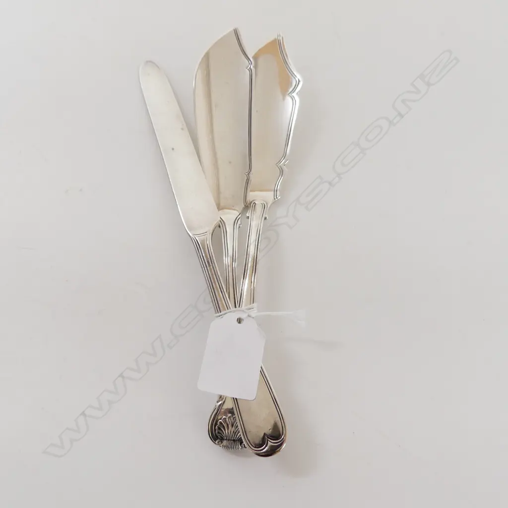 2 S/SILVER FISH KNIVES & S/SILVER BUTTER KNIFE 188gms Image 1++