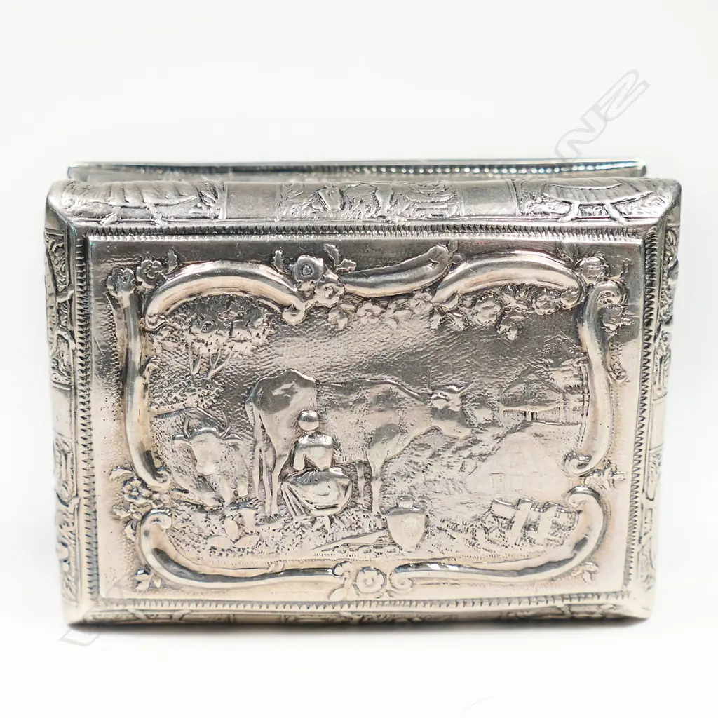 A late 1800s Dutch silver small lidded box, Image 1++