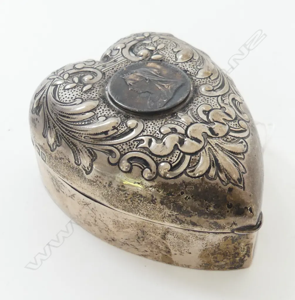 EDWARDIAN SILVER QUALITY EMBOSSED HEART VANITY BOX 106gms  Birmingham 1901 Image 1++