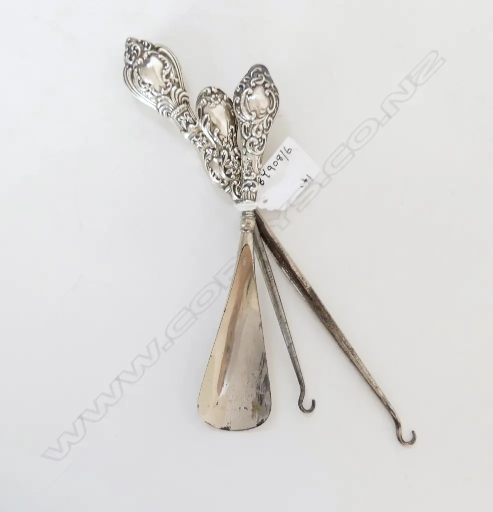 2 S/SILVER HANDLED BUTTON HOOKS & S/SILVER HANDLED SHOE HORN Image 1++