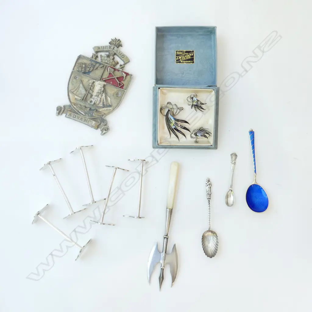 3 STG TEA SPOONS, 5 WMF KNIFE RESTS, FORK, 'AUCKLAND ADVANCE' PLAQUE H.130mm, DECO STG & ENAMEL BROOCH & EARRINGS SET Image 1++