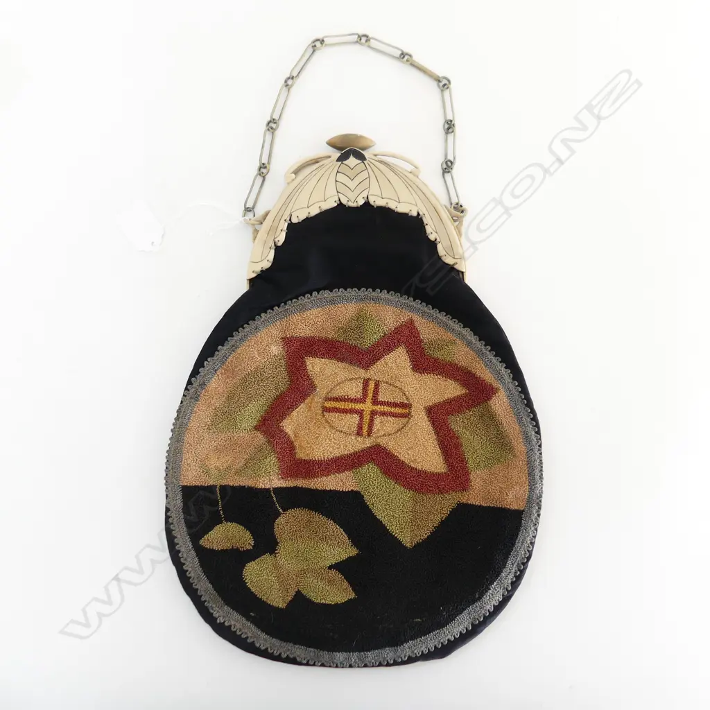 ART DECO HANDBAG WITH BAKELITE BUTTERFLY CLASP NB: PUSH DOWN KNOB TO OPEN, L.350mm  Image 1++