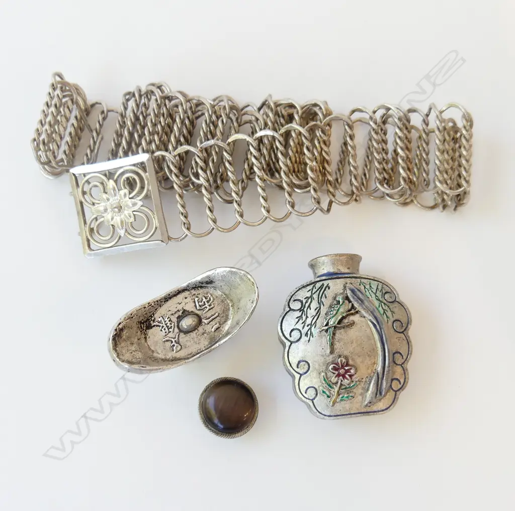CHINESE SILVER SYCEE INGOT 91.9gm, BELT 129gm & SILVER METAL SNUFF BOTTLE H.60mm Image 1++