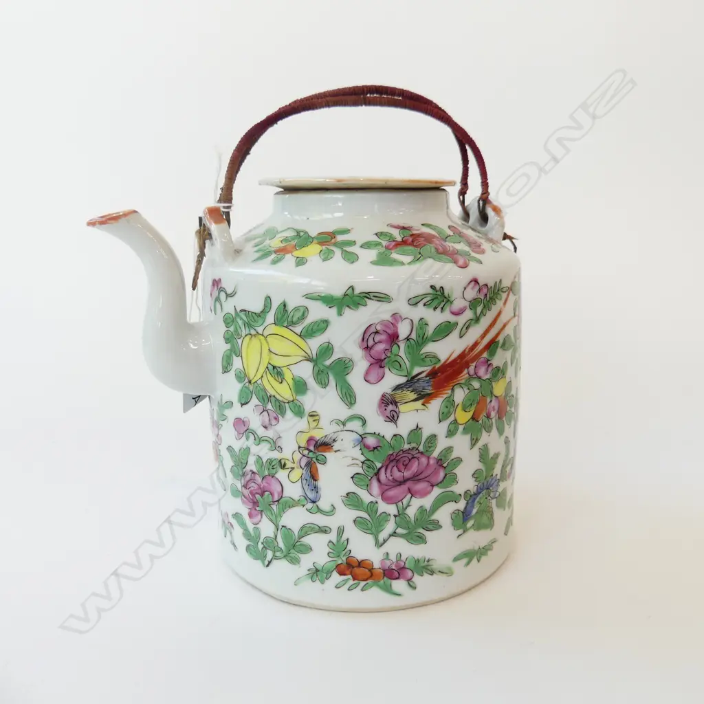 CHINESE FAMILLE ROSE TEAPOT Image 1++