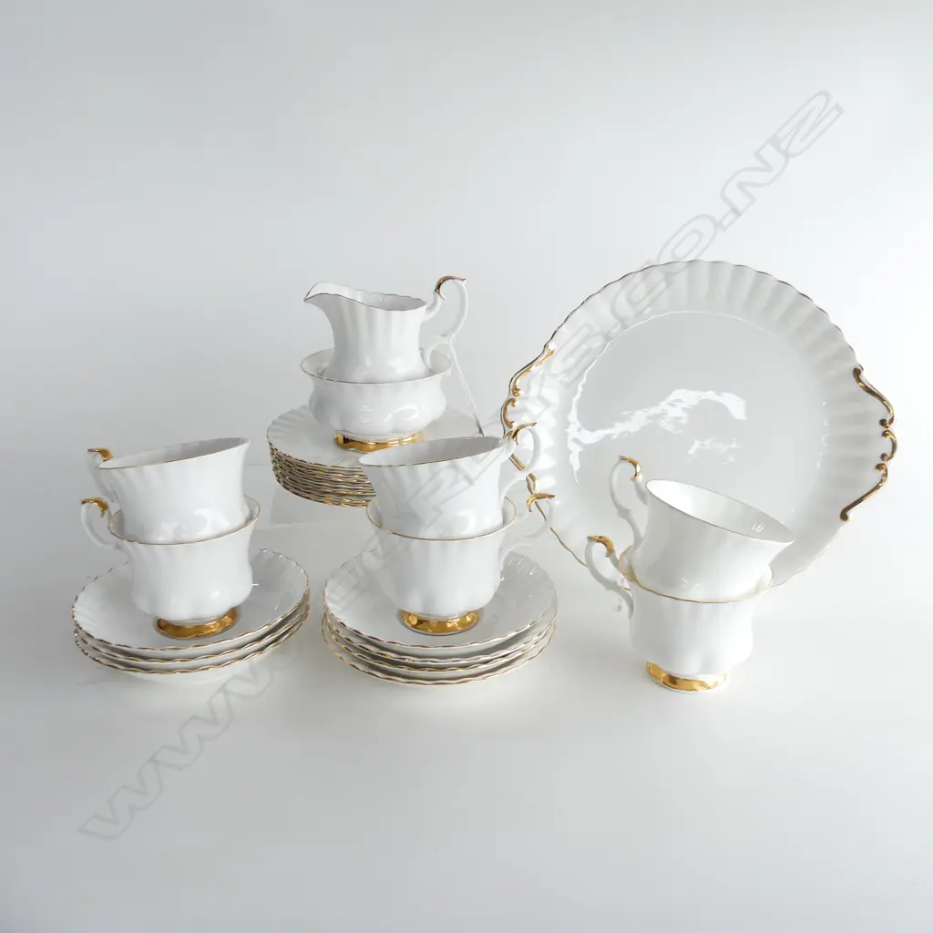 23 PCE ROYAL ALBERT 'VAL D'OR' TEA SET; 6 TRIOS, MILK, SUGAR, PLATE + 2 EXTRA PLATES Image 1++