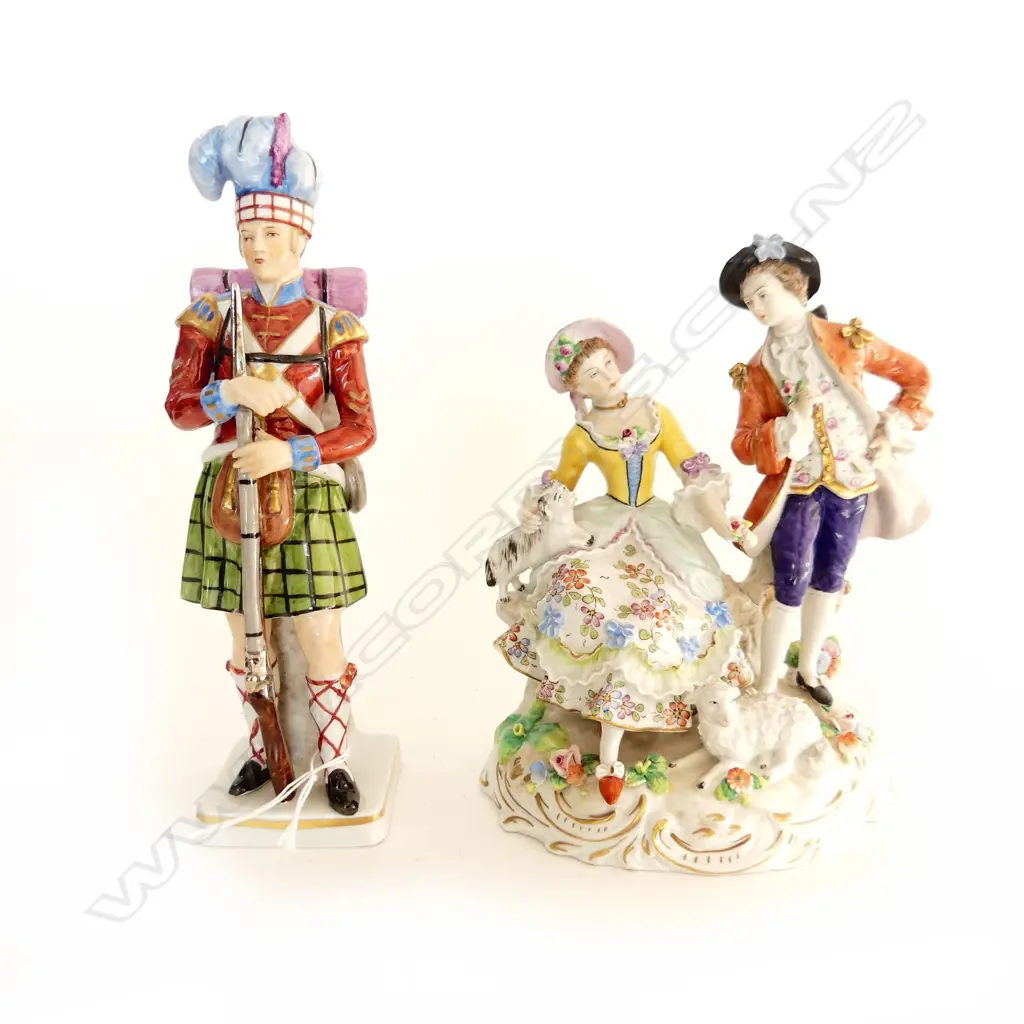 2 SITZENDORF PORCELAIN FIGURES '11 th HIGHLAND RG 1808' H.220mm & COUPLE Image 1++