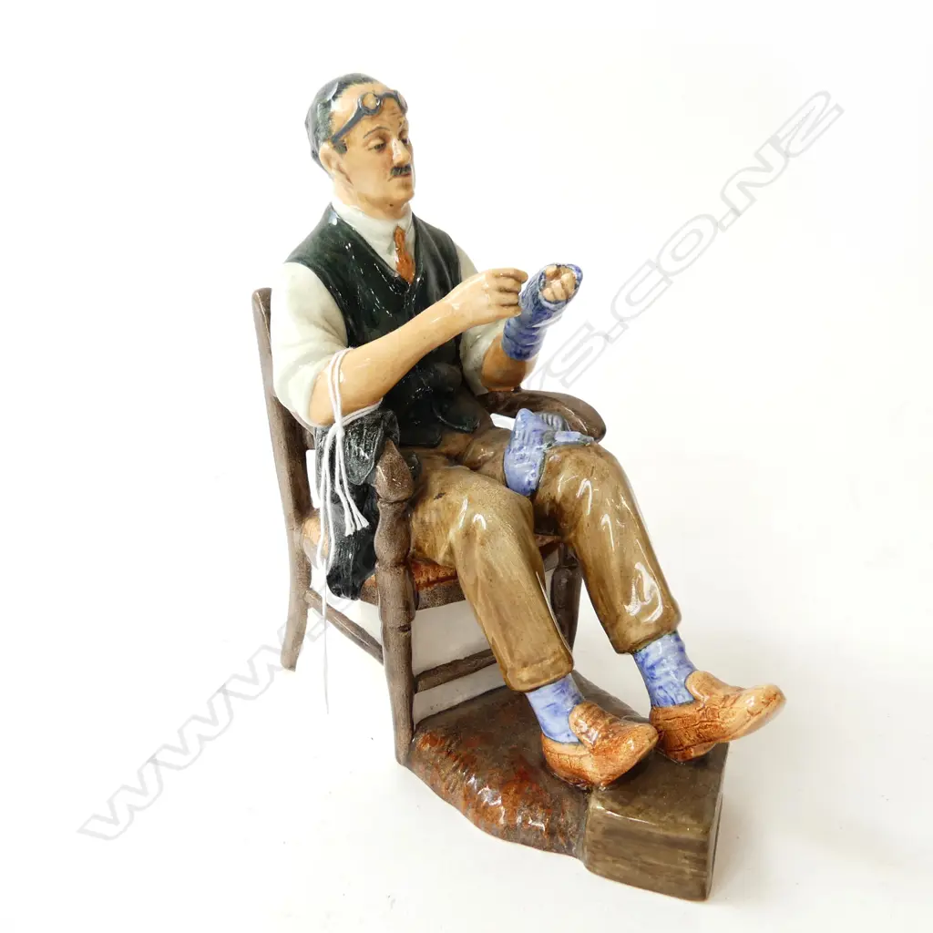 ROYAL DOULTON FIGURE 'THE BACHELOR' H.180mm Image 1++