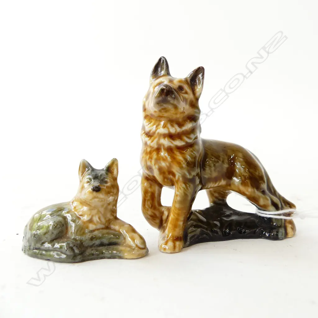 TWO WADE GERMAN SHEPHERD DOG FIGURINES L.65MM, 45MM Image 1++