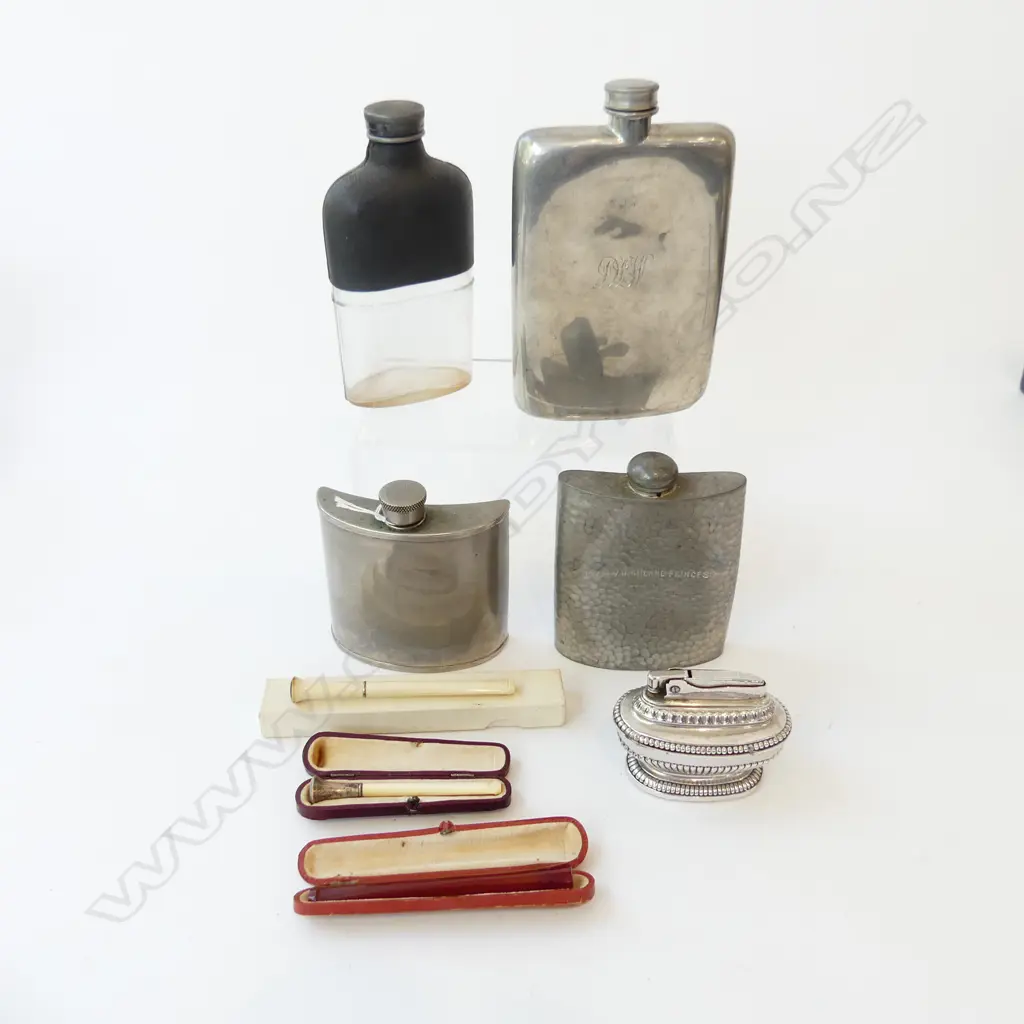 4 VINTAGE FLASKS, A VINTAGE 'RONSON' LIGHTER & 3 CASED VINTAGE CIGARETTE HOLDERS  Image 1++