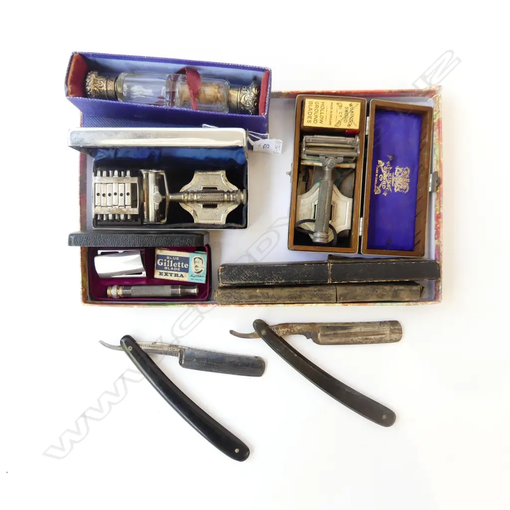 COLLECTION OF VINTAGE SHAVERS Image 1++