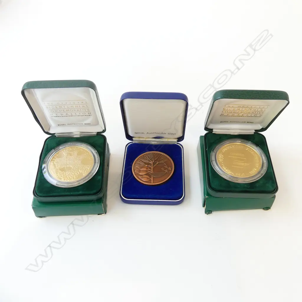 2 AUSSIE COMMEMRATIVE LARGE MEDALS & 1 1990 NZ COMM GAMES MEDAL Image 1++