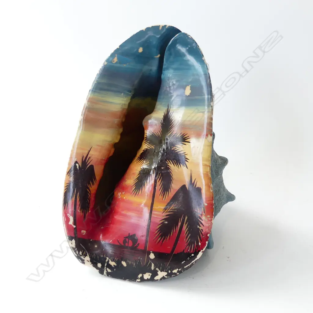 LARGE WWII BRITISH BASE ON ADDU ATOLL MALDIVES, GAN AIR BASE SOUVENIR CONCH SHELL WITH HAND PAINTED ATOLL MAP TO BACK SI Image 1++