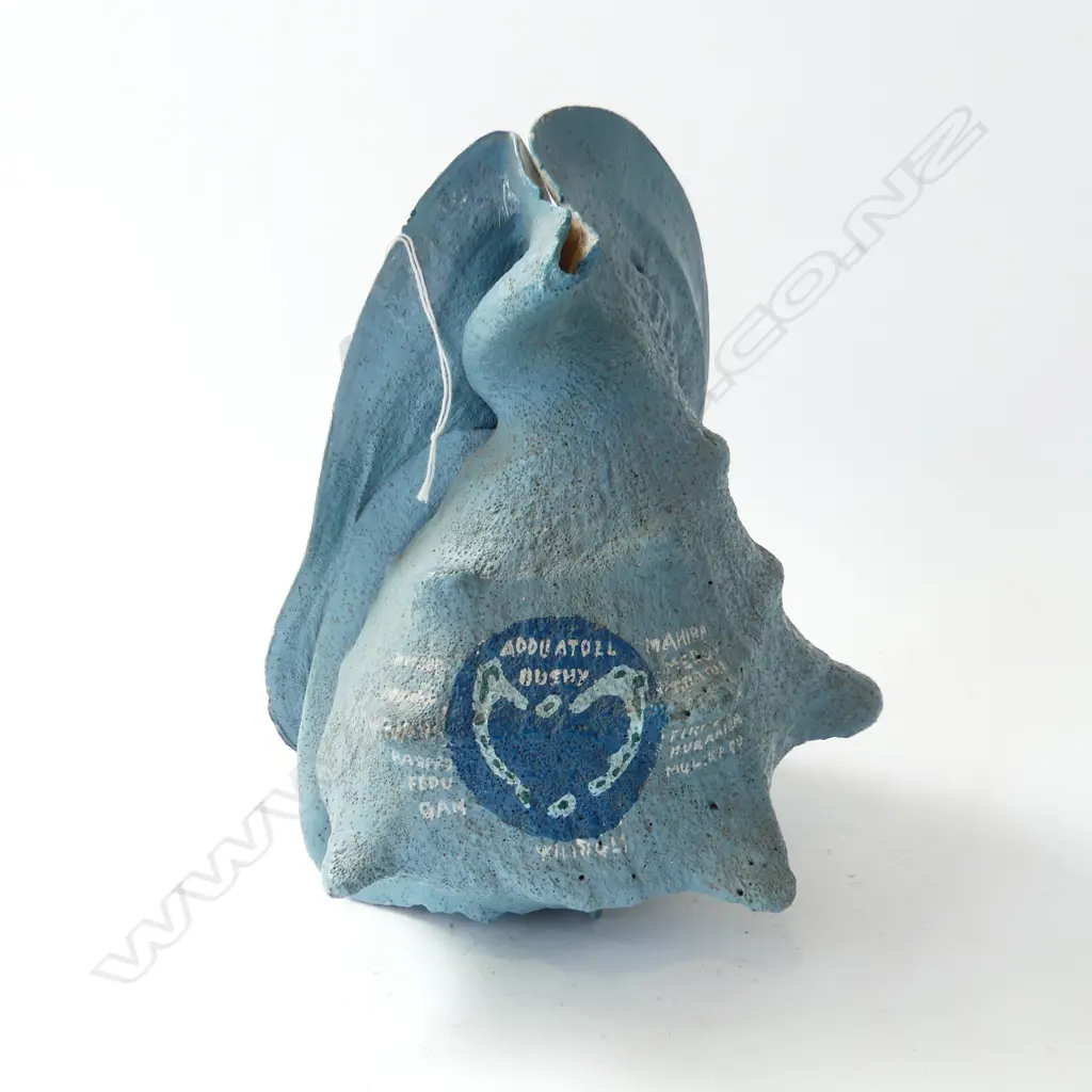 LARGE WWII BRITISH BASE ON ADDU ATOLL MALDIVES, GAN AIR BASE SOUVENIR CONCH SHELL WITH HAND PAINTED ATOLL MAP TO BACK SI Image 1++