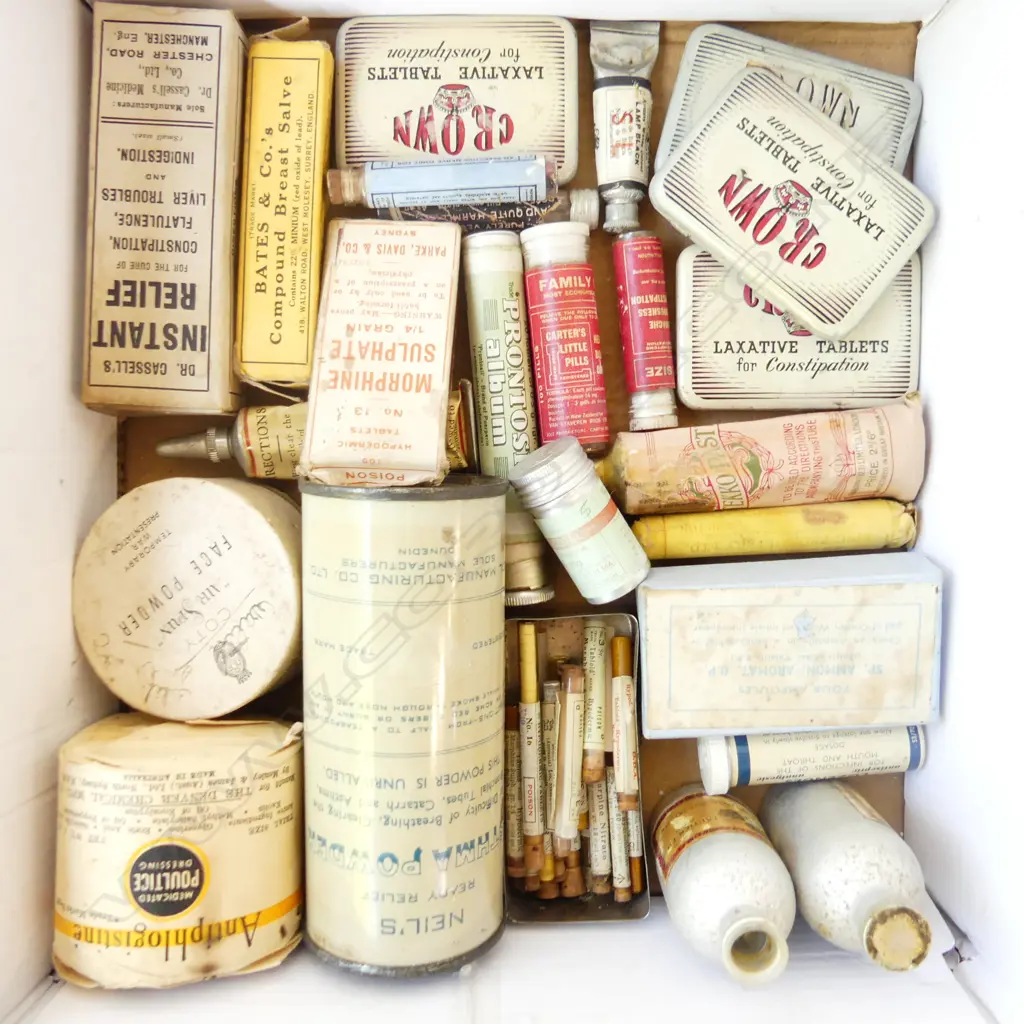 BOX OF VINTAGE MEDICAL AND PHARMACEUTICAL ITEMS   Image 1++