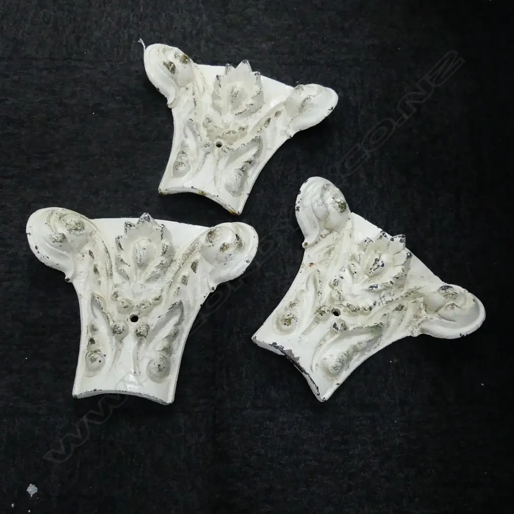 3 WHITE PAINTED CAST IRON COLUMN CAPITALS H.230mm Image 1++
