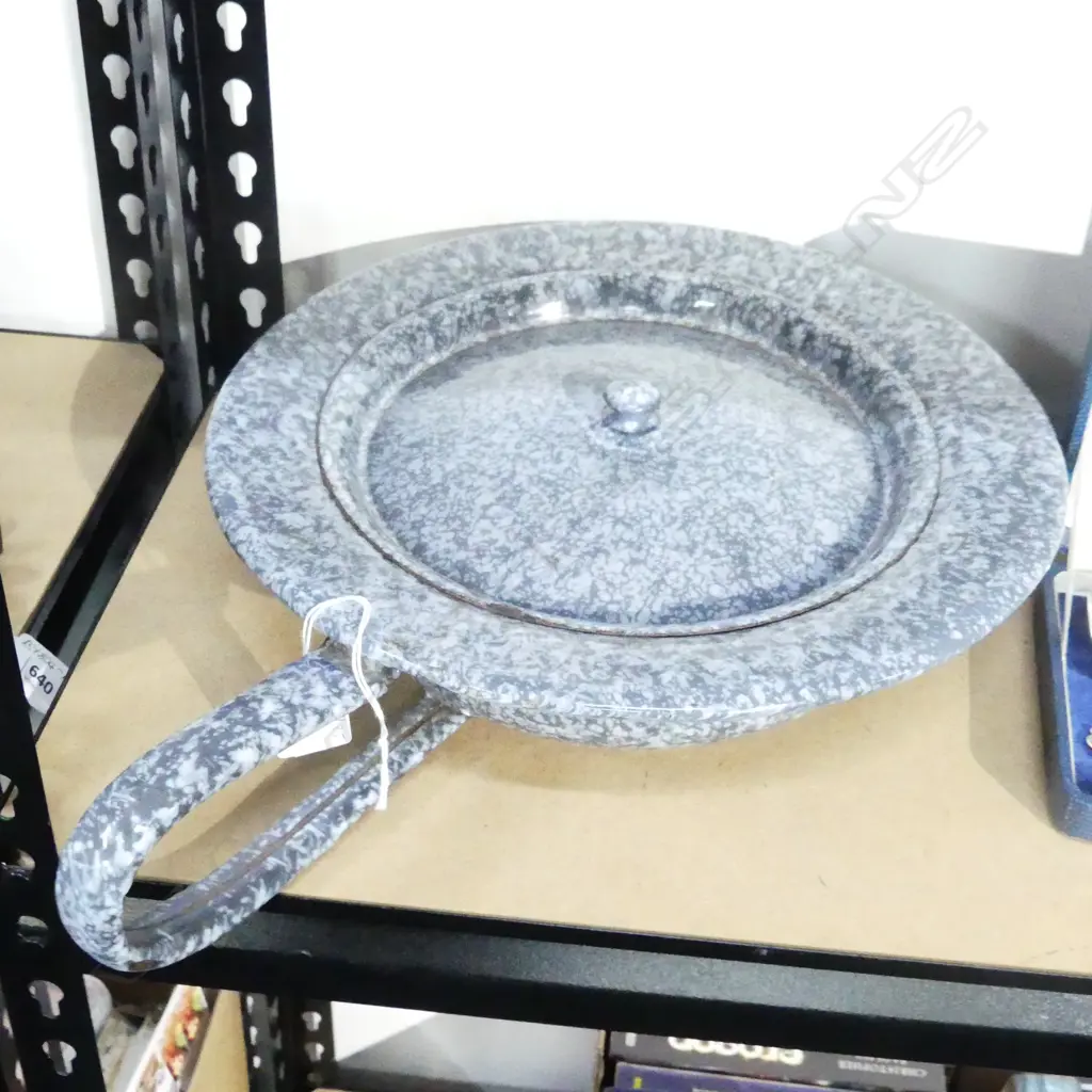 GRANITE WARE ENAMEL LIDDED CHAMBER POT L.42CM Image 1++